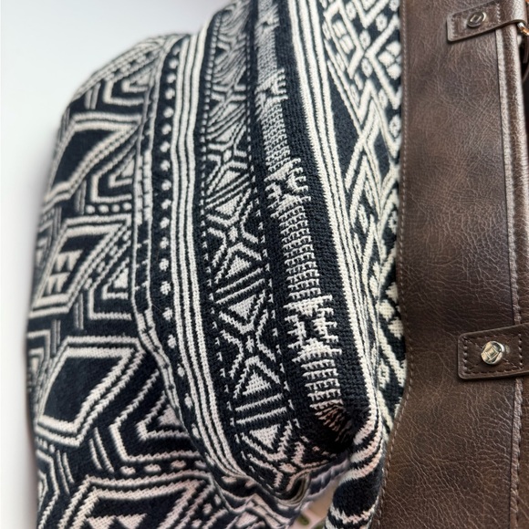 Thirty-One Tribal Black and White Tote - Picture 5 of 11